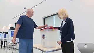 Um homem vota nas eleições europeias numa assembleia de voto em Riga, a 8 de junho de 2024
