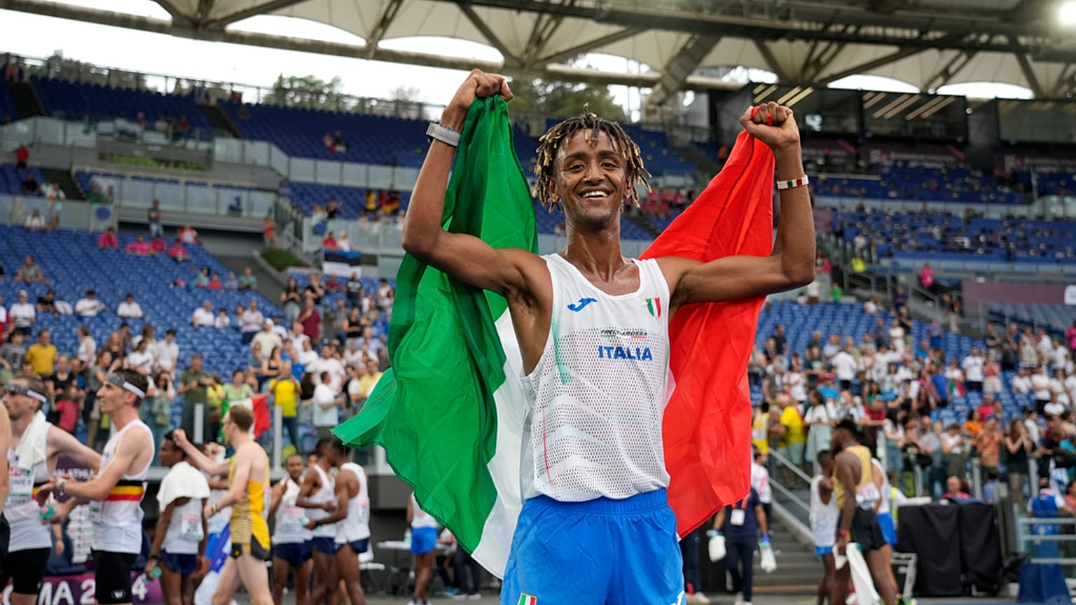 L'atleta italiano Yemaneberhan Crippa dopo la vittoria nella mezza maratona, 9 giugno 2024