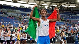 L'atleta italiano Yemaneberhan Crippa dopo la vittoria nella mezza maratona, 9 giugno 2024