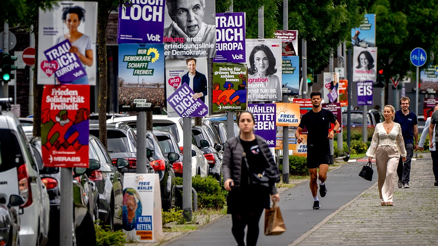 Manifesti elettorali per le elezioni europee a Francoforte, in Germania
