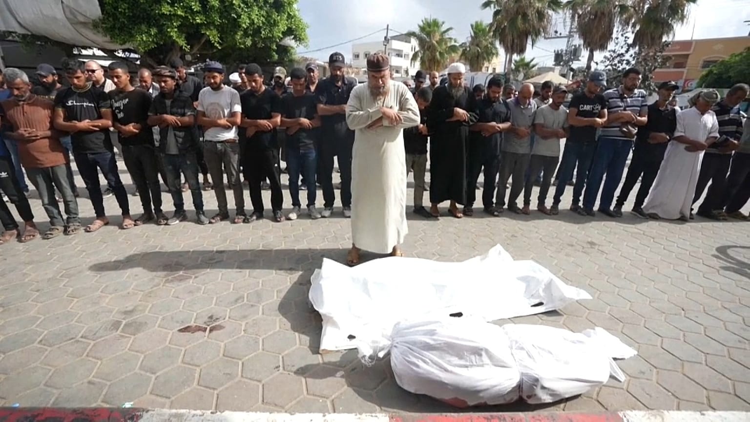  تشييع جثامين 4 فلسطينيين قتلهم الجيش الإسرائيلي في هجومه الدموي على النصيرات