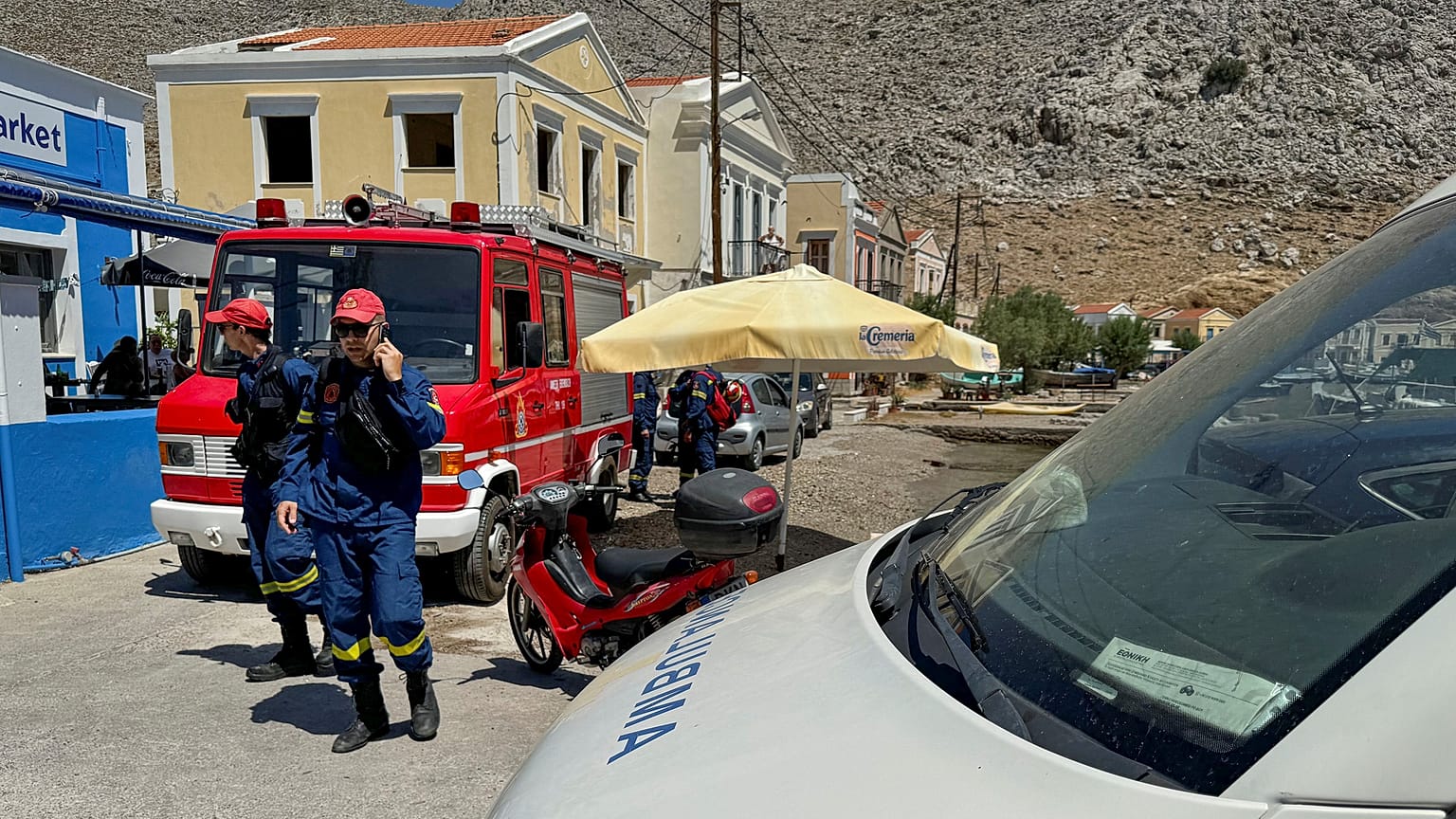 فرق الإنقاذ في الجزيرة اليونانية