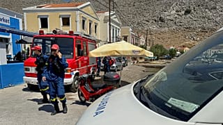 فرق الإنقاذ في الجزيرة اليونانية