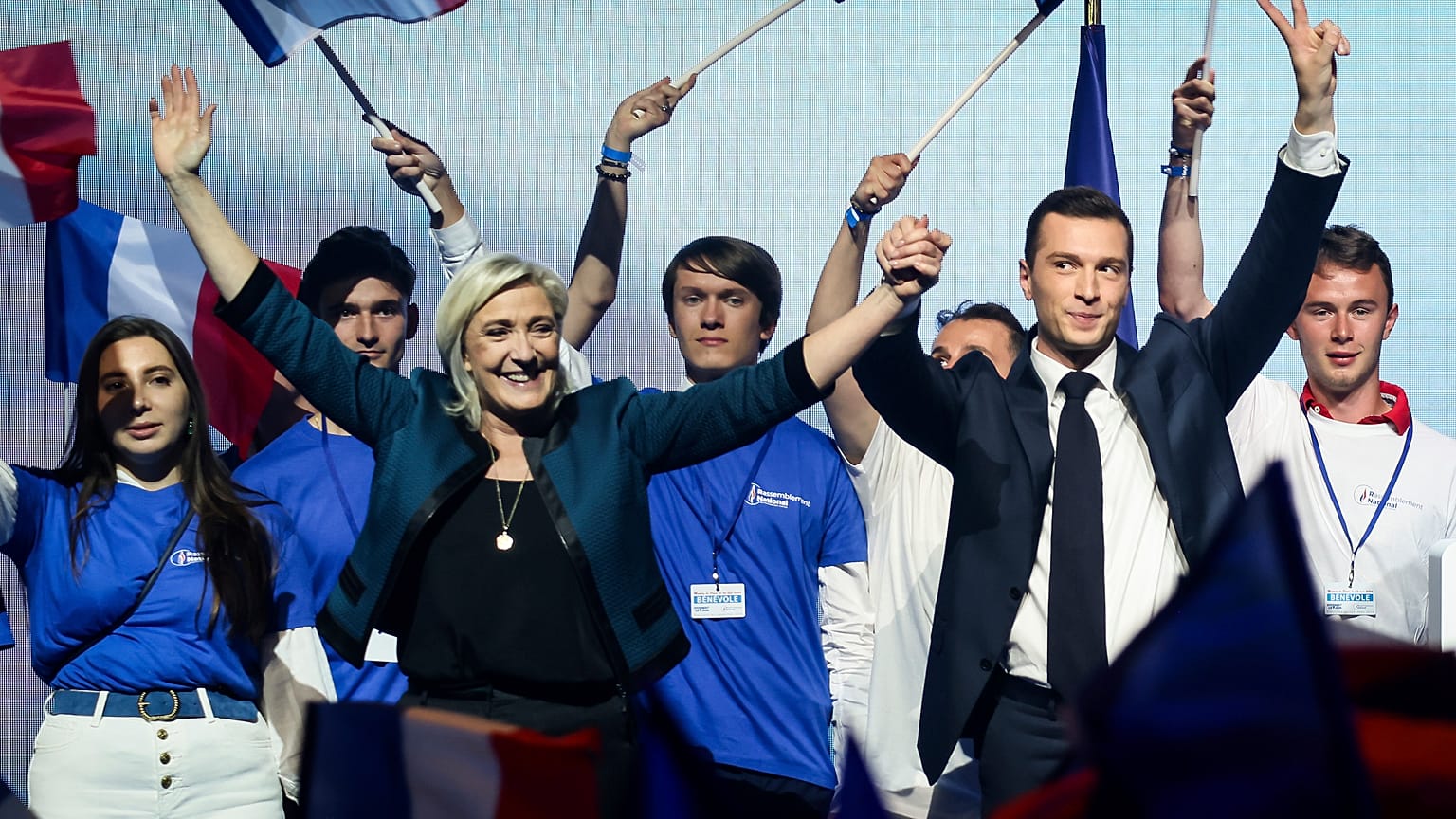Die Vorsitzende der französischen Nationalversammlung Marine Le Pen und der Spitzenkandidat der Partei für die bevorstehende EU-Wahl Jordan Bardella bei einem politischen Treffen am 2. Juni 2024 in Paris