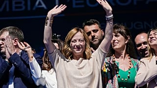 Giorgia Meloni et les Frères d'Italie, membres du parti, saluent la foule lors d'un rassemblement électoral en vue des élections parlementaires européennes, le 1er juin 2024.