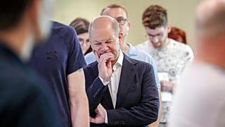 Le chancelier allemand Olaf Scholz attend dans la file d'attente pour voter aux élections du Parlement européen, à Potsdam, en Allemagne, le dimanche 9 juin 2024. 