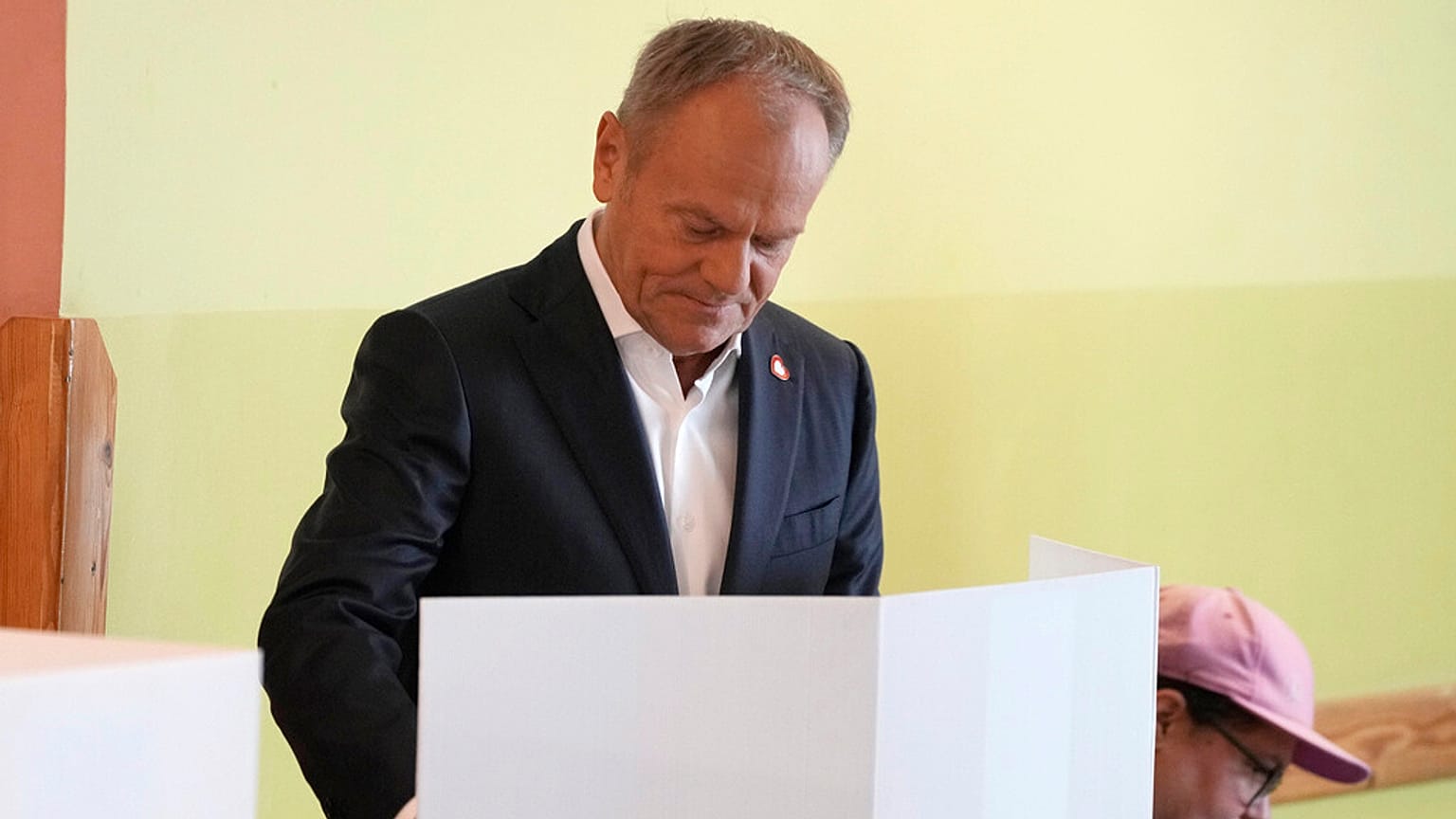Le Premier ministre polonais Donald Tusk, qui dirige un parti centriste et pro-UE, vote lors de l'élection du Parlement européen, à Varsovie, en Pologne, le dimanche 9 juin.