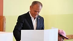 Le Premier ministre polonais Donald Tusk, qui dirige un parti centriste et pro-UE, vote lors de l'élection du Parlement européen, à Varsovie, en Pologne, le dimanche 9 juin.