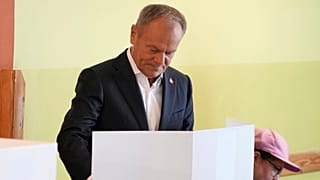 Le Premier ministre polonais Donald Tusk, qui dirige un parti centriste et pro-UE, vote lors de l'élection du Parlement européen, à Varsovie, en Pologne, le dimanche 9 juin.