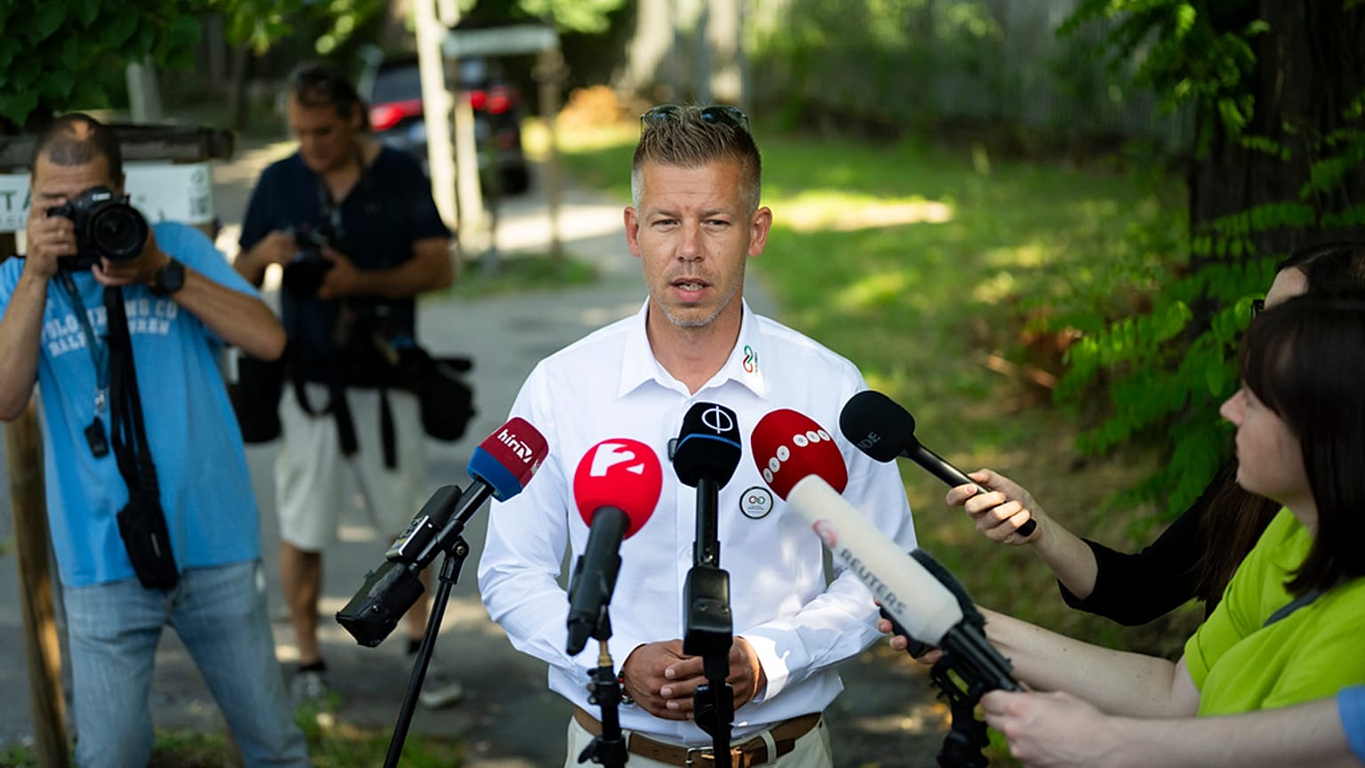 Péter Magyar, nouveau venu en politique, s'adresse aux médias après avoir déposé son bulletin de vote dans un bureau de vote lors des élections parlementaires européennes, à Budapest, le dimanche 20 juin 2024.  
