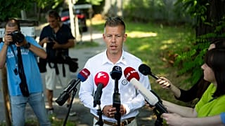 Péter Magyar, nouveau venu en politique, s'adresse aux médias après avoir déposé son bulletin de vote dans un bureau de vote lors des élections parlementaires européennes, à Budapest, le dimanche 20 juin 2024.
