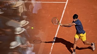 Lo spagnolo Carlos Alcaraz gioca contro il tedesco Alexander Zverev nella finale degli Open di Francia allo stadio Roland Garros, Parigi, 9/06/2024