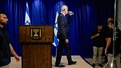 Benny Gantz, membre centriste du cabinet de guerre israélien composé de trois membres, boit en quittant les lieux après avoir annoncé sa démission à Ramat Gan, le 9 juin 2024.