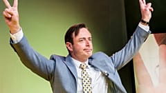 DATEI - Der Vorsitzende der NVA (Neue Flämische Allianz) Bart De Wever macht ein Siegeszeichen, nachdem er die belgischen Bundes- und Regionalwahlen gewonnen hat, in Brüssel, 25. Mai 2014. 