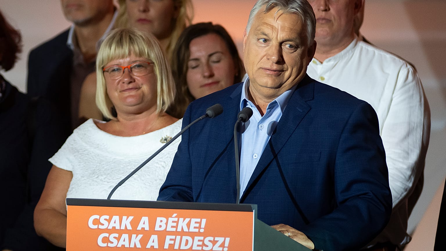 El primer ministro húngaro, Viktor Orban, se dirige a los medios tras recibir los resultados de las elecciones al Parlamento Europeo en Budapest, Hungría, el 10 de junio.