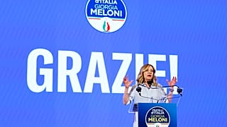 Az olasz kormányfő győzelmi beszéde közben