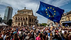 Демонстрация против ультраправых на площади перед Старой оперой во Франкфурте, 8 июня 2024.