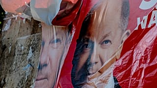 Порванная афиша СДПГ с изображением Олафа Шольца во Франкфурте, 9 июня 2024.