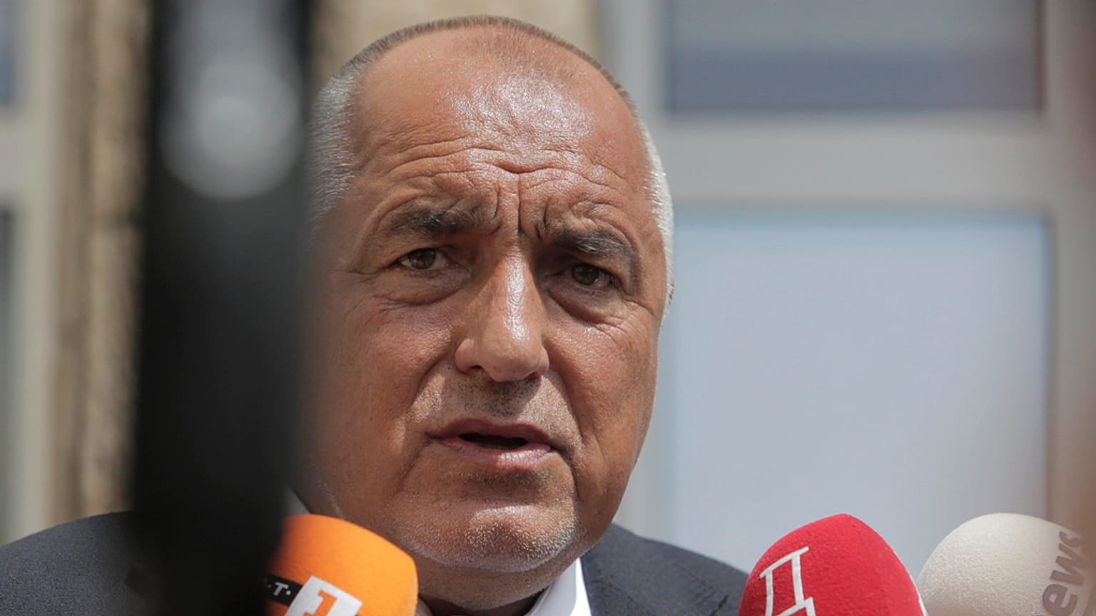 El ex primer ministro búlgaro Boyko Borissov habla con los medios tras depositar su voto en un colegio electoral de Bankya, el domingo 9 de junio de 2024. 