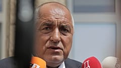El ex primer ministro búlgaro Boyko Borissov habla con los medios tras depositar su voto en un colegio electoral de Bankya, el domingo 9 de junio de 2024. 