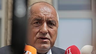 El ex primer ministro búlgaro Boyko Borissov habla con los medios tras depositar su voto en un colegio electoral de Bankya, el domingo 9 de junio de 2024. 