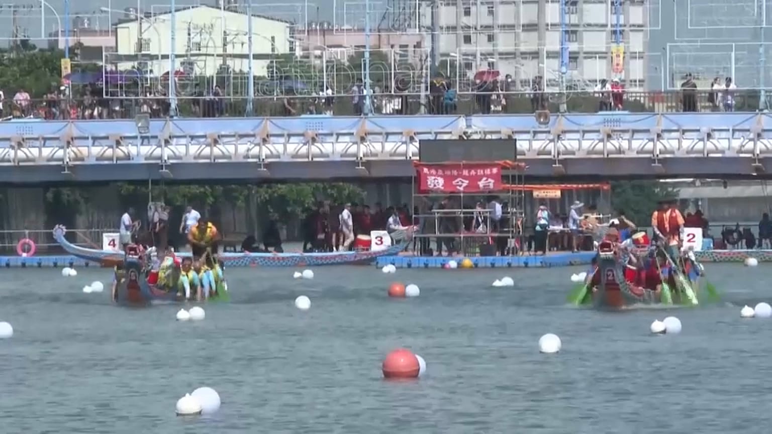 Corrida anual de barcos-dragão