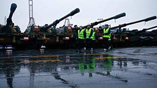 Des obusiers K9 dans le port de Gdynia, en Pologne, mardi 6 décembre 2022 (AP Photo/Czarek Sokolowski).