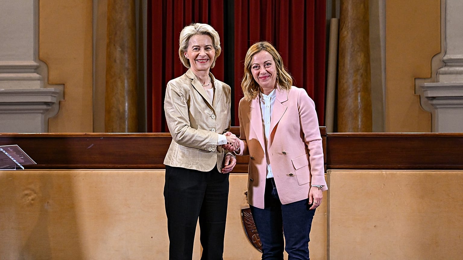 Durante la campaña, Ursula von der Leyen cortejó públicamente a Giorgia Meloni.