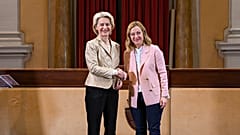 Während des Wahlkampfs warb Ursula von der Leyen öffentlich um Giorgia Meloni.