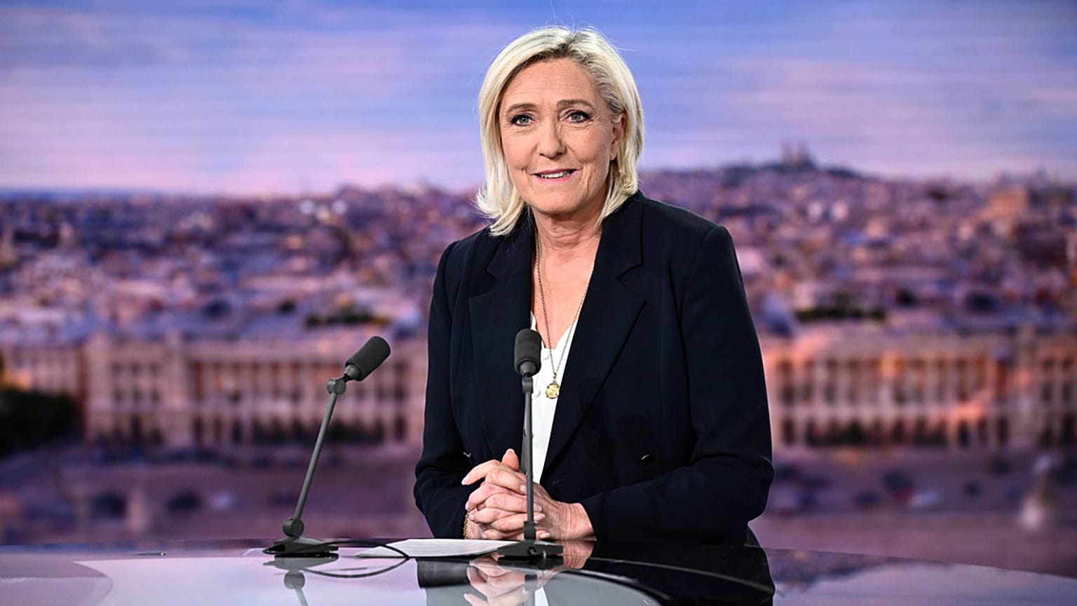 Marine Le Pen, do partido de extrema-direita Rassemblement National (RN), em entrevista ao canal de televisão francês TF1