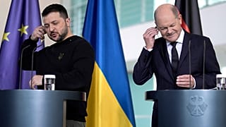 Канцлер Германии Олаф Шольц (справа) и президент Украины Владимир Зеленский во время пресс-конференции в канцлерии в Берлине, пятница, 16 февраля 2024 года.
