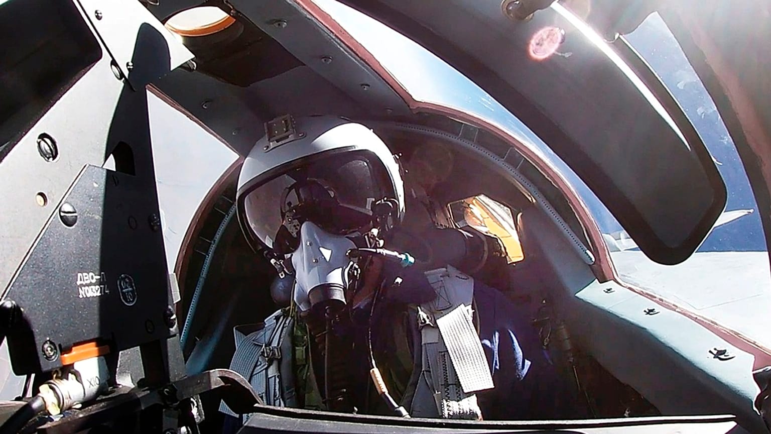 Un pilote dans le cockpit d'un avion de chasse MiG-31 de l'armée de l'air russe lors d'exercices conjoints russo-biélorusses (photo tirée d'une vidéo du lundi 10 juin 2024)