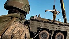 Tropas russas preparam um lançador de mísseis para exercícios conjuntos russo-bielorrussos destinados a treinar os militares para a utilização de armas nucleares tácticas.