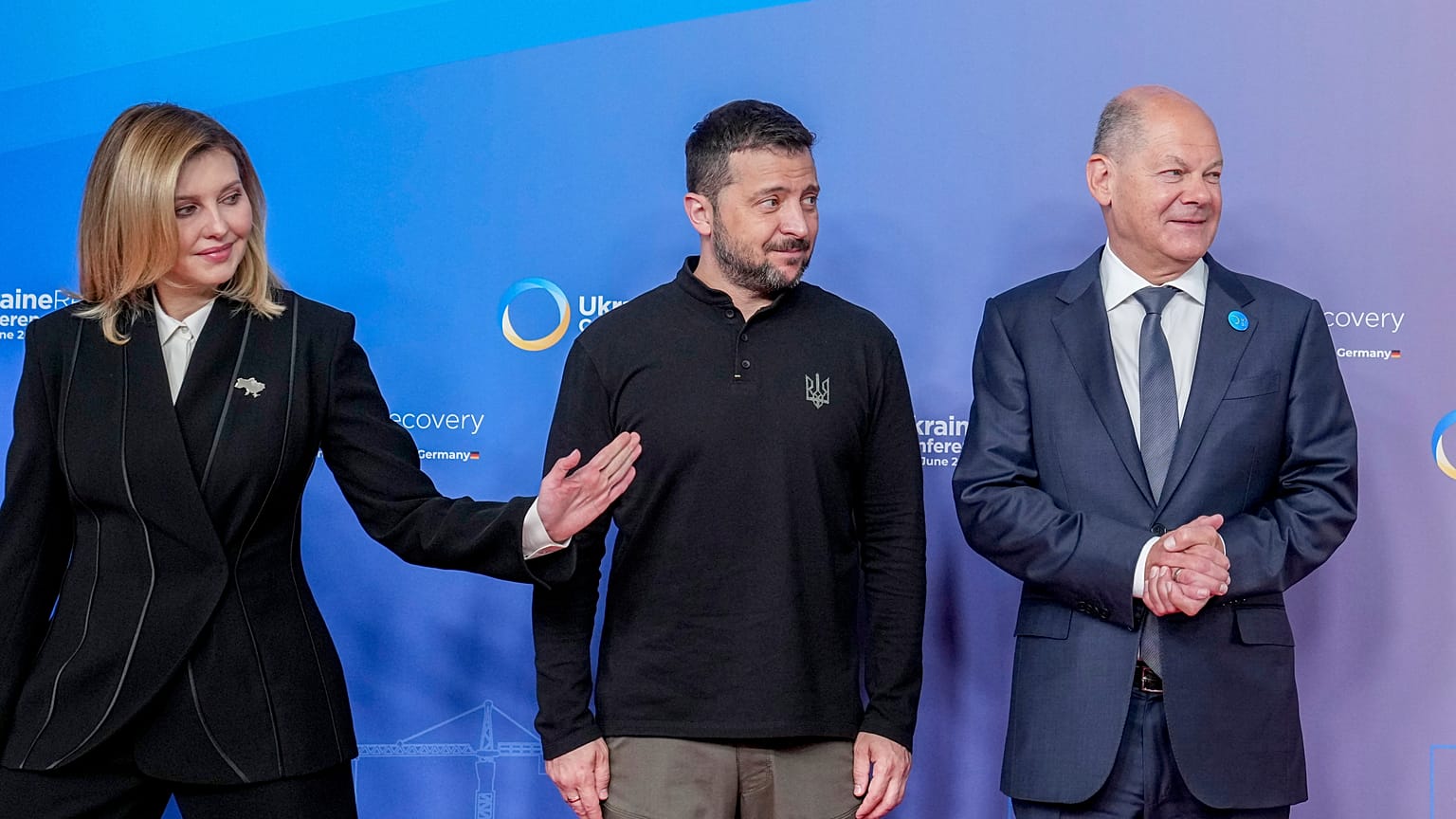 الرئيس الأوكراني فولوديمير زيلينسكي، في الوسط، والمستشار الألماني أولاف شولتس، إلى اليمين، وأولينا زيلينسكا، في بداية مؤتمر إعادة إعمار أوكرانيا في برلين، ألمانيا، الثلاثاء 11