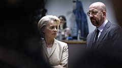 A presidente da Comissão Europeia, Ursula von der Leyen, e o presidente do Conselho Europeu, Charles Michel, durante uma cimeira da UE em Bruxelas, a 27 de outubro de 2023.