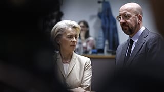 A presidente da Comissão Europeia, Ursula von der Leyen, e o presidente do Conselho Europeu, Charles Michel, durante uma cimeira da UE em Bruxelas, a 27 de outubro de 2023.