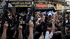 فلسطينيون يرفعون أسلحتهم خلال تشييع جنازة في جنين في الضفة الغربية المحتلة. 2024/06/06