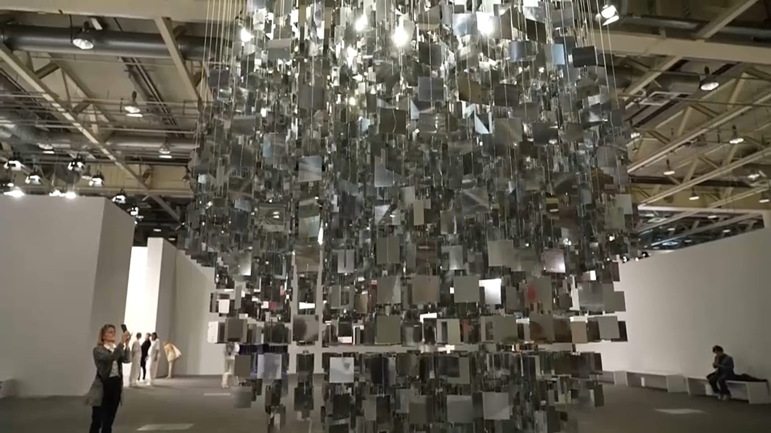  Diese Installationen sind Teil einer Ausstellung auf einer der größten Kunstmessen Europas.