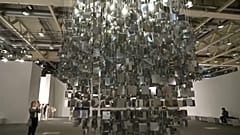  Diese Installationen sind Teil einer Ausstellung auf einer der größten Kunstmessen Europas.