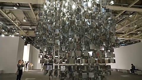  Diese Installationen sind Teil einer Ausstellung auf einer der größten Kunstmessen Europas.
