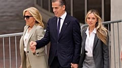 Hunter Biden édesanyjával, Jill Bidennel és feleségével, Melissával 