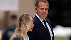 Хантер Байден и его жена у здания суда
