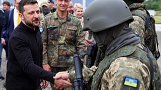 Владимир Зеленский посещает центр в Передней Померании, где украинских солдат обучают на зенитно-ракетных комплексах "Пэтриот", 11 июня 2024 г.