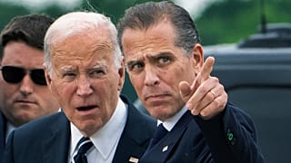 Imagen del presidente de Estados Unidos, Joe Biden, junto a su hijo Hunter.