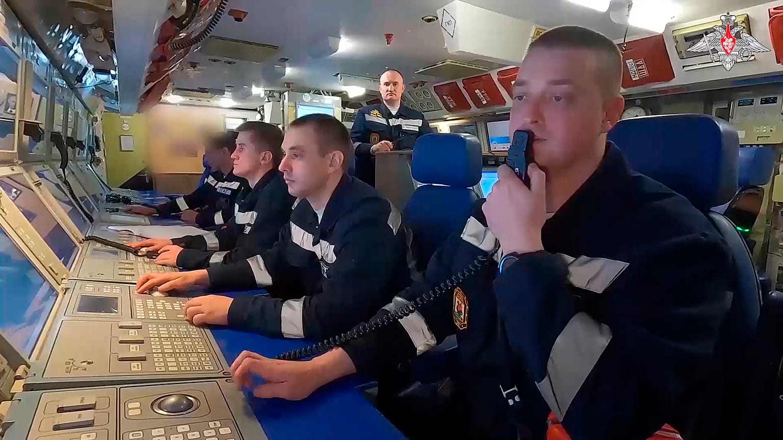 Captura de un vídeo difundido por el Ministerio de Defensa ruso el martes 11 de junio, que muestra a personal de la Armada rusa a bordo del Kazan
