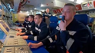 Sur cette photo tirée d'une vidéo publiée par le service de presse du ministère russe de la Défense le mardi 11 juin 2024, le personnel de la marine participe à des exercices à bord du navire russe Kazan n...