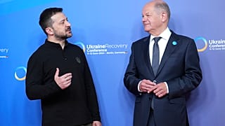Volodymyr Zelenskyy e o Chanceler alemão Olaf Scholz conversam na conferência de recuperação da Ucrânia em Berlim. 11 junho terç