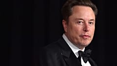 ARCHIVO - Elon Musk llega a un evento en Los Ángeles, el 13 de abril de 2024. Una segunda firma de asesoramiento de accionistas a última hora del jueves, 30 de mayo de 2024.