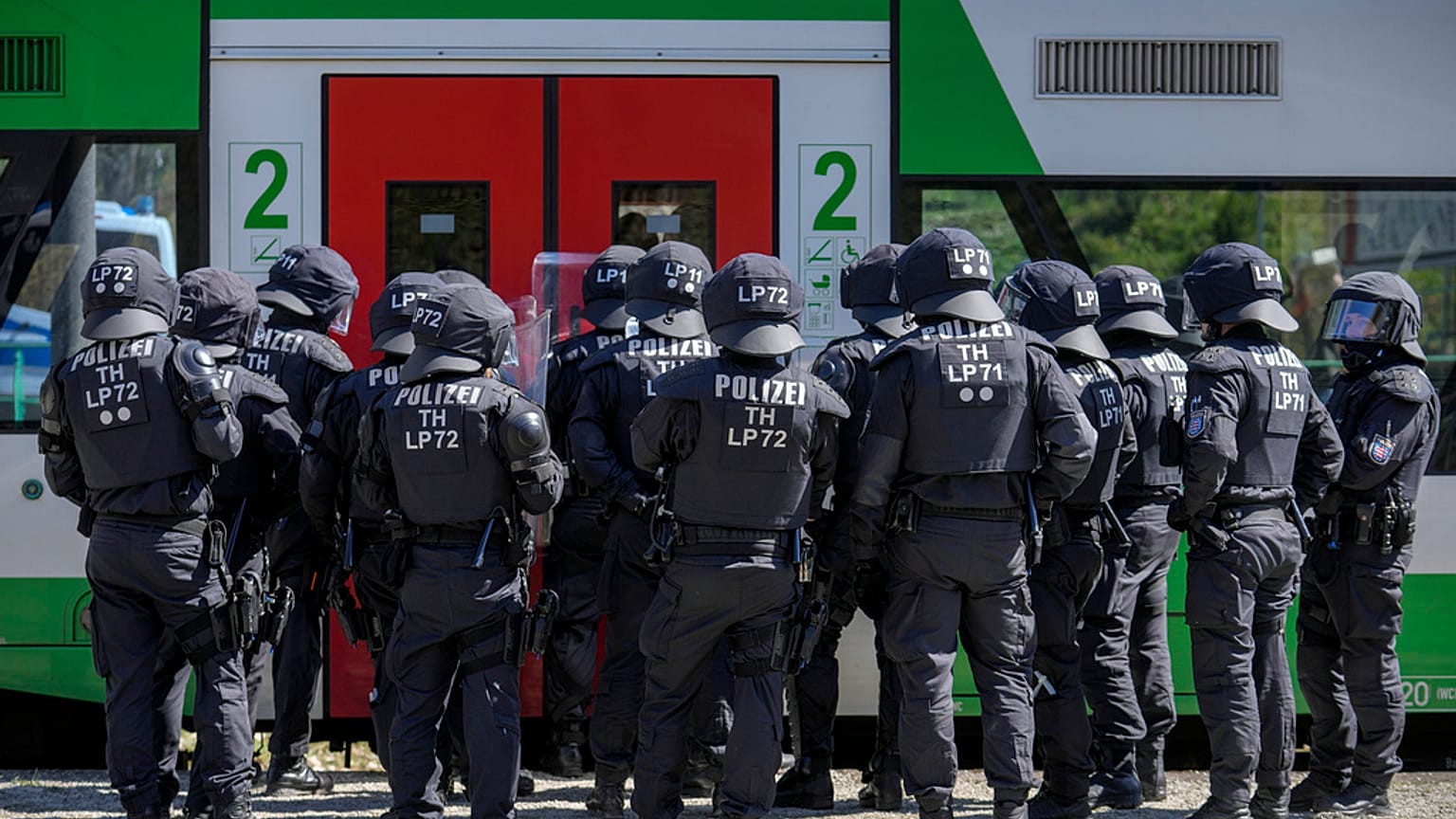 Cientos de policías locales y federales alemanes practican tácticas para preparar la Eurocopa en el pueblo de Stützerbach, Turingia, el martes 23 de abril de 2024.