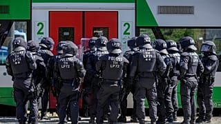 Cientos de policías locales y federales alemanes practican tácticas para preparar la Eurocopa en el pueblo de Stützerbach, Turingia, el martes 23 de abril de 2024.